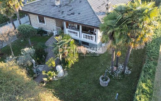 ‏וילה ב  Giussano, Provincia di Monza e della Brianza