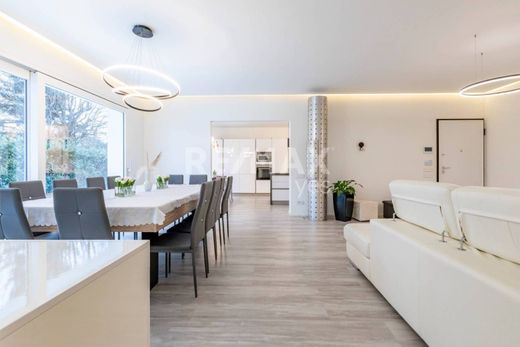 Villa in Caronno Pertusella, Provincia di Varese