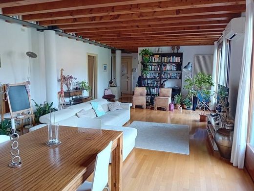 Piso / Apartamento en Bassano del Grappa, Provincia di Vicenza