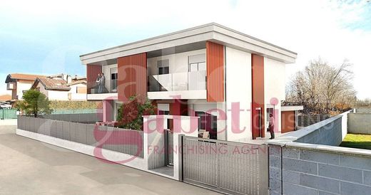 Villa en Caronno Pertusella, Provincia di Varese