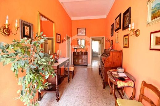 Apartment / Etagenwohnung in Lucca, Provincia di Lucca
