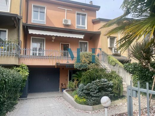 Terraced house in Peschiera Borromeo, Milan