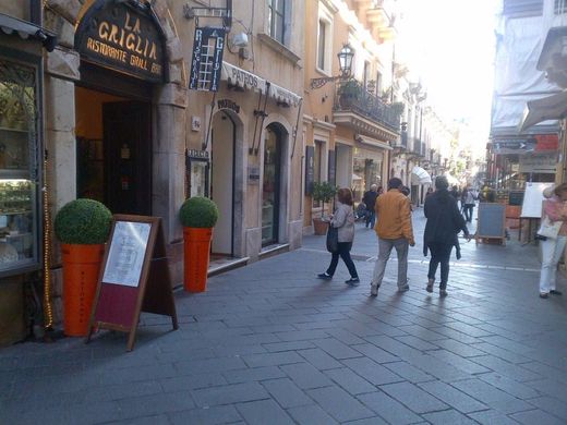 Apartment / Etagenwohnung in Taormina, Messina