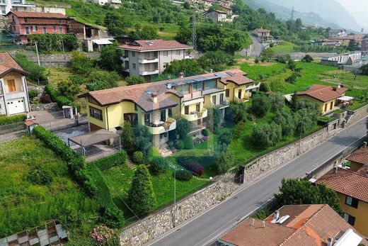 Villa a Costa Volpino, Bergamo