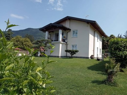 Villa in Porto Valtravaglia, Provincia di Varese