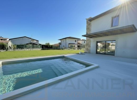 Βίλα σε Aviano, Pordenone