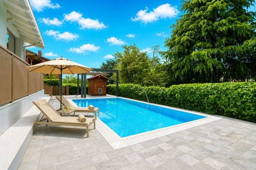 Villa in Chignolo d'Isola, Provincia di Bergamo