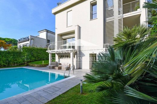 Villa a Desenzano del Garda, Brescia