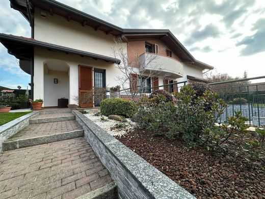 Villa in Cambiago, Città metropolitana di Milano