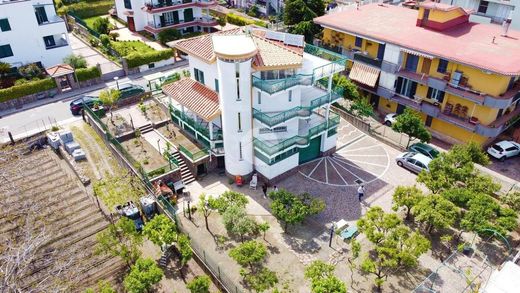 Villa Pollena Trocchia, Napoli ilçesinde