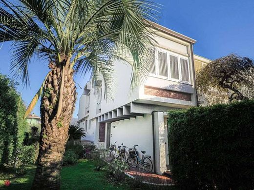 Villa a Carrara, Massa-Carrara