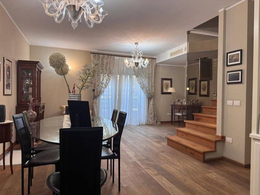 Casa di lusso a Sesto Fiorentino, Firenze