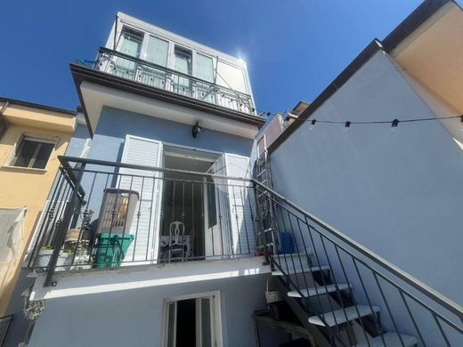 Sıralı evler Viareggio, Lucca ilçesinde
