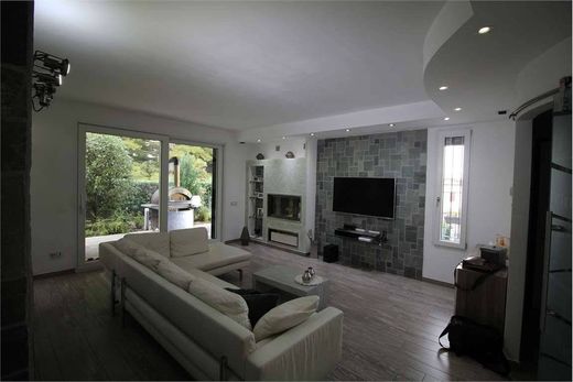 Villa Albavilla, Como ilçesinde