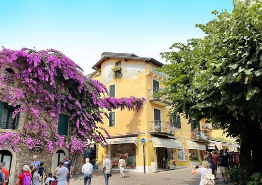 Sirmione, Provincia di Bresciaのアパートメント