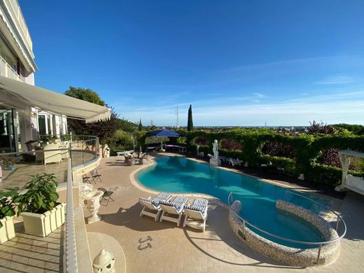 Villa a Carrara, Massa-Carrara