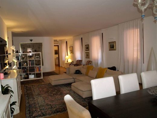 Apartment / Etagenwohnung in Treviso, Provincia di Treviso