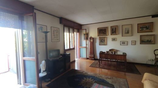 Penthouse Pesaro, Pesaro e Urbino ilçesinde