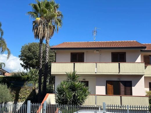 빌라 / San Giovanni la Punta, Catania