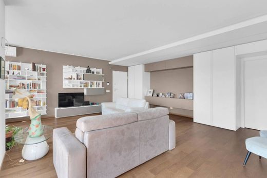 Apartment / Etagenwohnung in Novara, Provincia di Novara