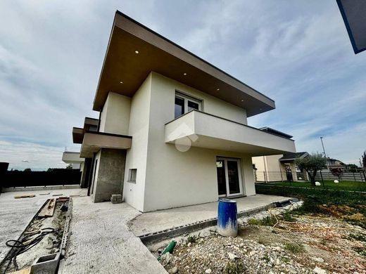 Villa in Calcinate, Provincia di Bergamo