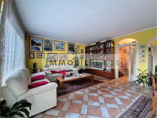 Villa a Villa Lagarina, Trento