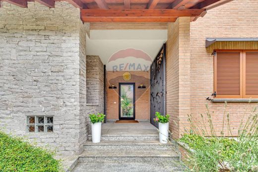 Villa a Besana in Brianza, Monza e Brianza