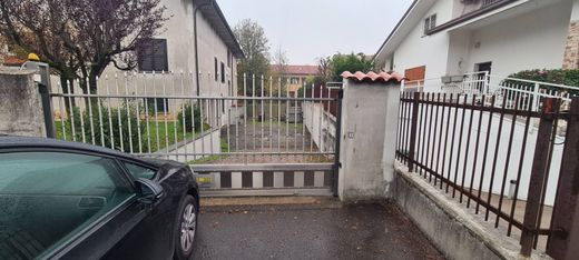 Βίλα σε Gerenzano, Provincia di Varese