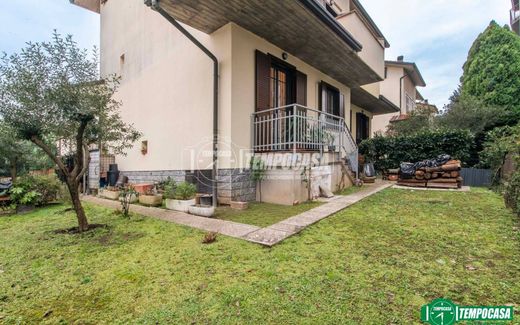 Villa a Garbagnate Milanese, Milano