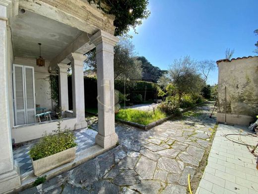 Villa a Carrara, Massa-Carrara