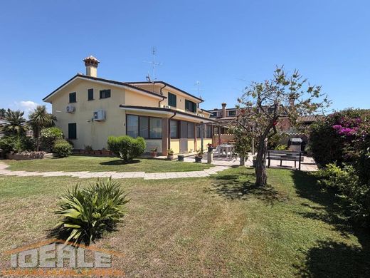 Villa Pomezia, Roma