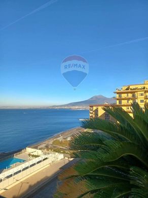 Apartment / Etagenwohnung in Castellammare di Stabia, Neapel