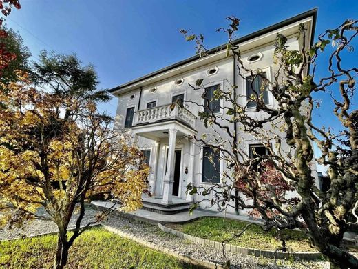 Villa en Meda, Provincia di Monza e della Brianza