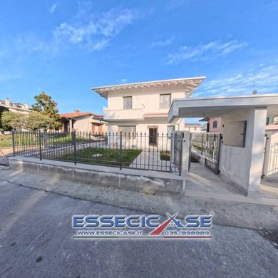 Villa in Cologno al Serio, Provincia di Bergamo
