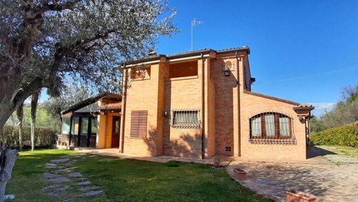 Villa a Montegranaro, Fermo