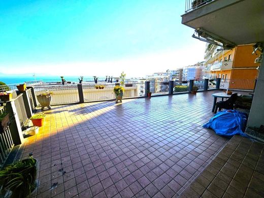 Apartment / Etagenwohnung in Neapel, Kampanien