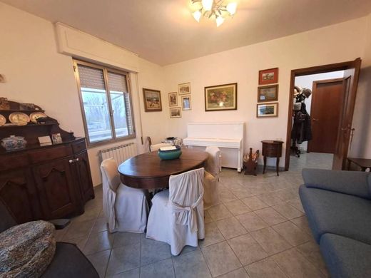 Penthouse Massa, Massa-Carrara ilçesinde