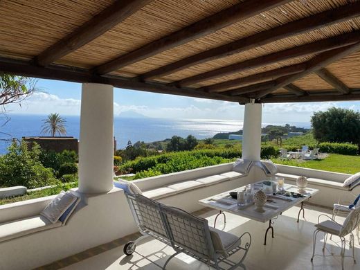 Villa à Malfa, Messine