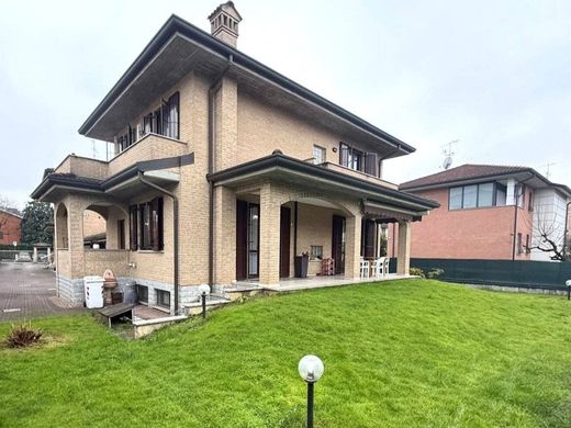 Villa in Paderno Dugnano, Milan