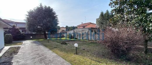 Villa in Casorezzo, Città metropolitana di Milano