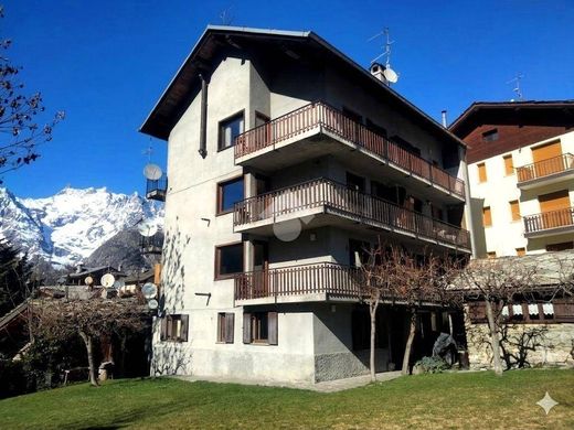Apartment / Etagenwohnung in Pré-Saint-Didier, Valle d'Aosta
