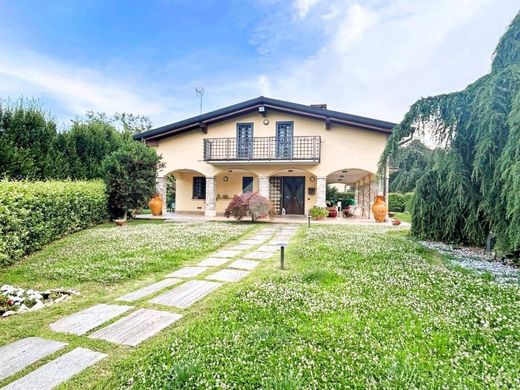 Villa in Lesmo, Provincia di Monza e della Brianza