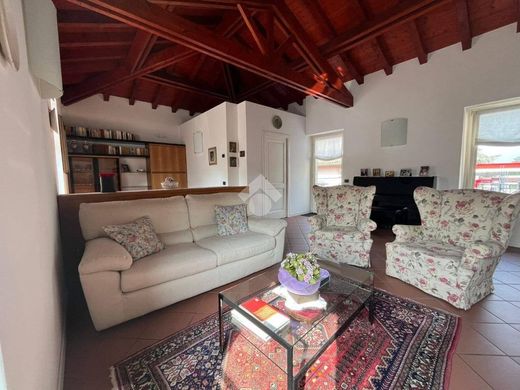 빌라 / Seriate, Provincia di Bergamo