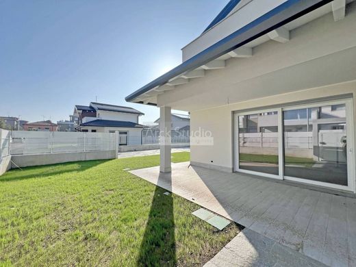 Villa in Cassano d'Adda, Milan