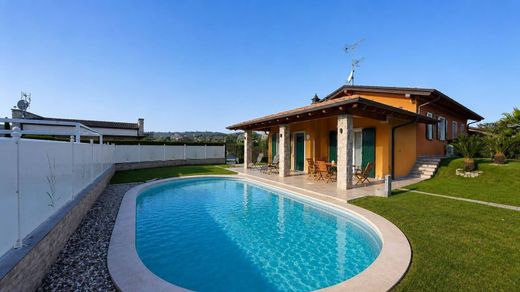 Villa a Manerba del Garda, Brescia