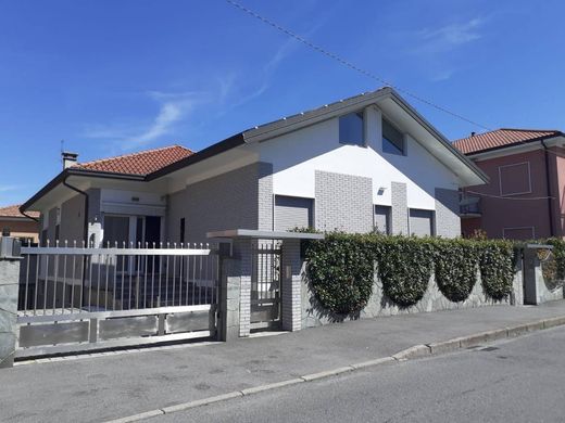 Villa in Paderno Dugnano, Milan