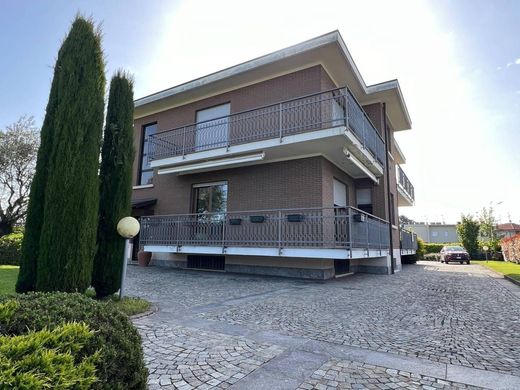 Villa in Giussano, Provincia di Monza e della Brianza