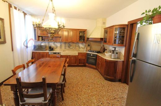 Villa in Montebello Vicentino, Provincia di Vicenza