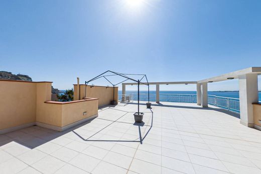 Apartment / Etagenwohnung in Taormina, Messina