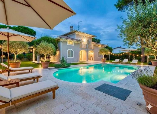 别墅  Forte dei Marmi, 卢卡省